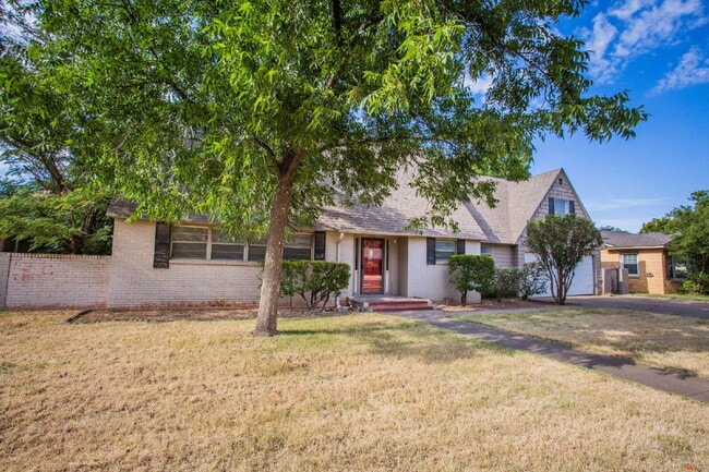 Building Photo - "Spacious 5-Bed Oasis with Granite Elegance & Hardwood Charm in Lubbock!"