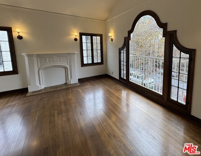 Photo - 326 1/2 N Sycamore Ave