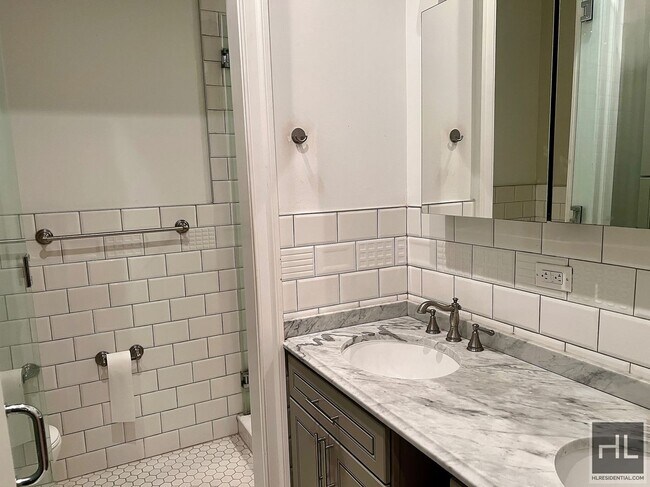 Photo - 6BR 3BA Historic Limestone Duplex In Crown... Apartamento Unidad B