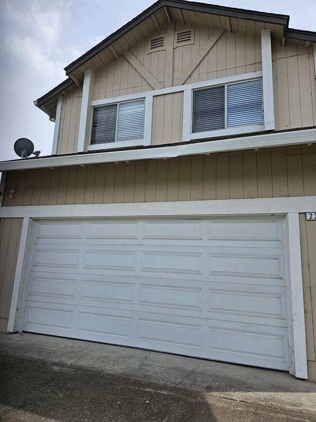 Building Photo - Traditional 3 bedroom 2 bath home in quiet area
