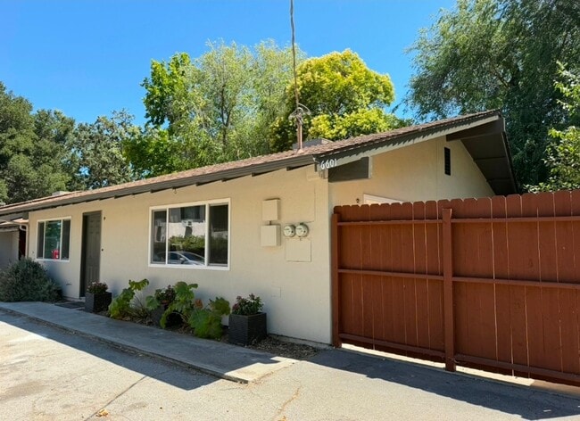 Building Photo - Cute 2 bedroom 1 3/4 bath