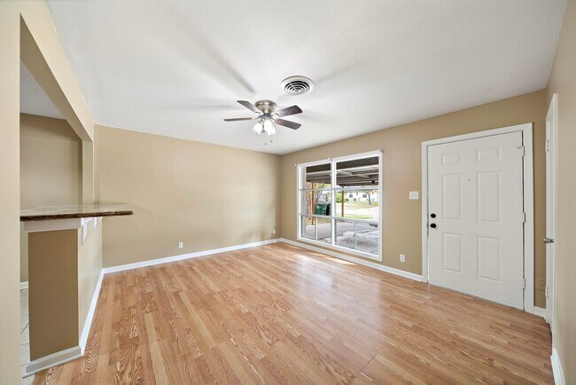 Photo - 6523 Underhill St