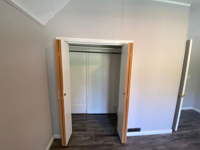 Photo - 1 Bed / 1 Bath Upstairs Unit with Private Balcony – Riverside Gardens Unit Coit 4