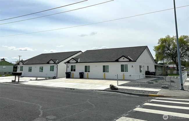 Building Photo - 3 Bedroom Unit in 4 Plex, close to Downtow...