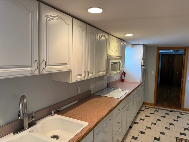 Building Photo - 39 Dartmouth St Unit 1