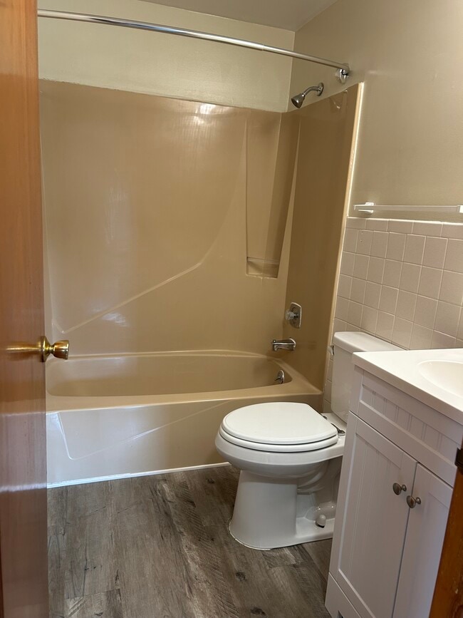F 5 bathroom - Strnad Drive Apartments