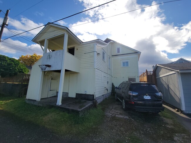 Photo - 211-212 W 13th St