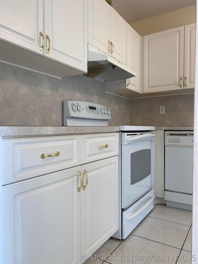 8665 Chevy Chase Dr