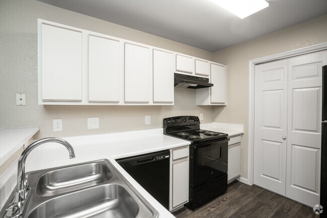 2BR, 2BA - 834SF - Kitchen