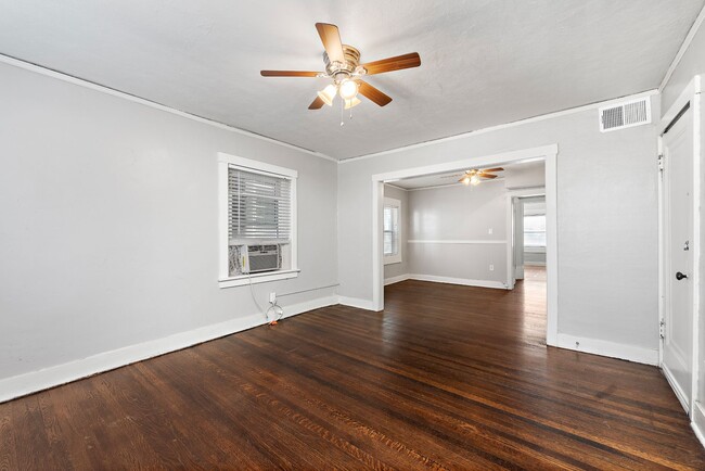 Photo - 1115-1121 W 40th ST