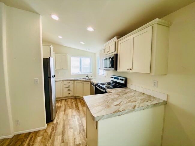 Photo - 165 Broadmore Ave NE