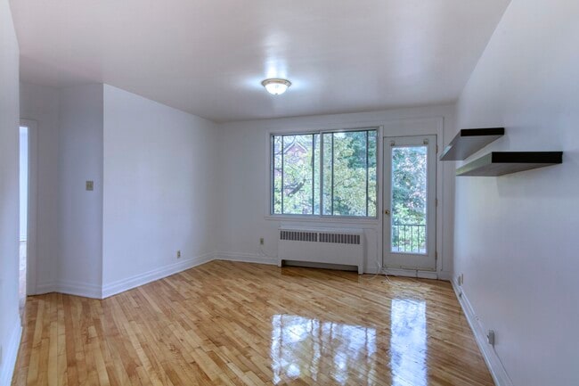 Building Photo - 3010 Av. Van Horne Unit 14