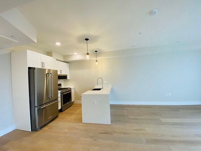 Building Photo - 305 Webster Ave Unit 401