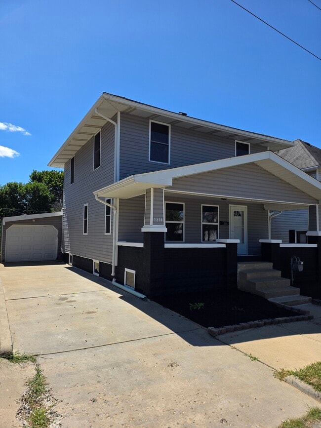 Building Photo - 1214 Blaine Ave Rental