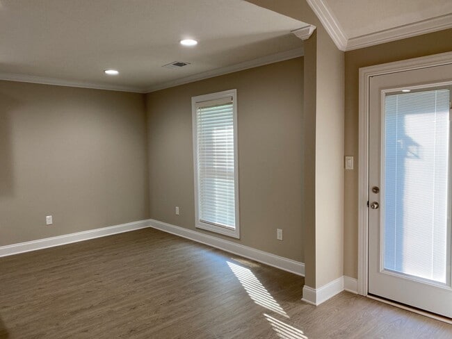 Photo - 160 Livingston Way