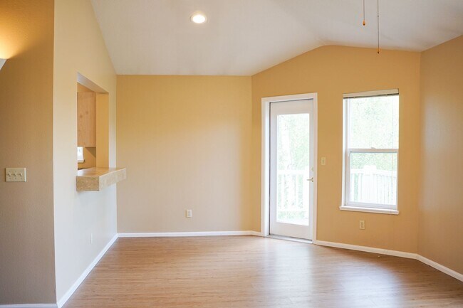Photo - Top Floor 2 Bed 2 Bath with Vaulted Ceilin... Unidad 235-05