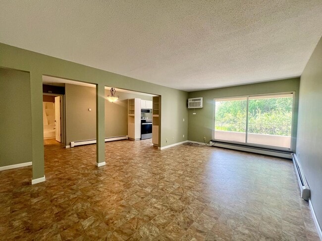 Photo - 1 Bedroom, 1 Bathroom Apartment In Desirable Location! Unit 35