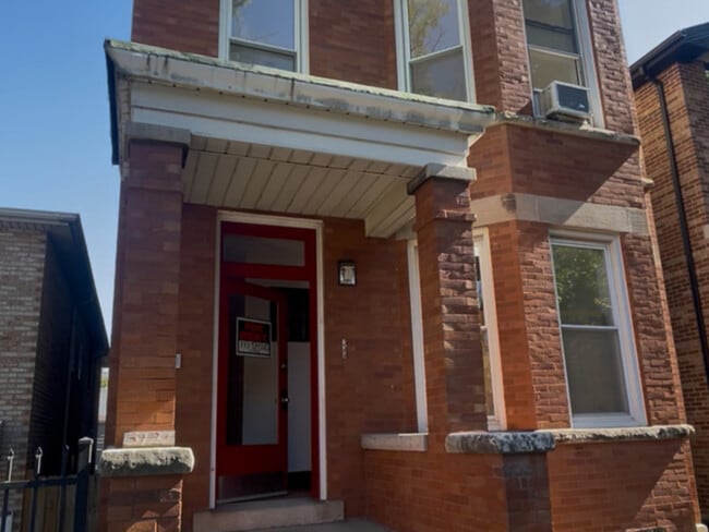 Building Photo - 3121 S May St