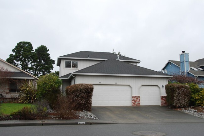 McKinleyville Duplex-Small dog friendly! - McKinleyville Duplex-Small dog friendly! House