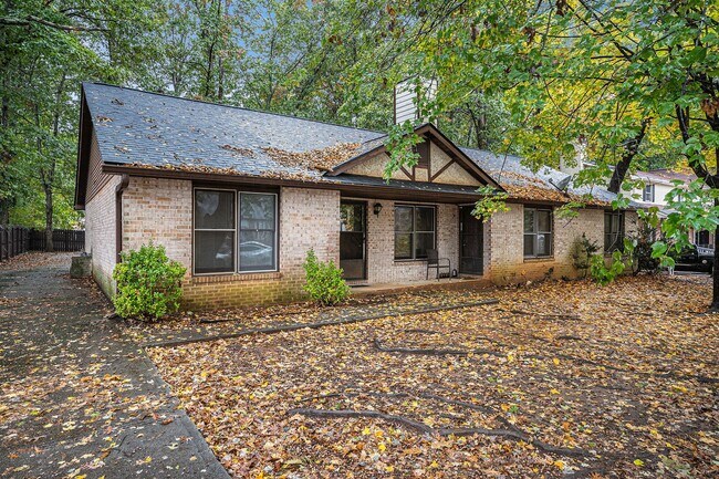 Building Photo - Charming one-level duplex in a quiet Conye...