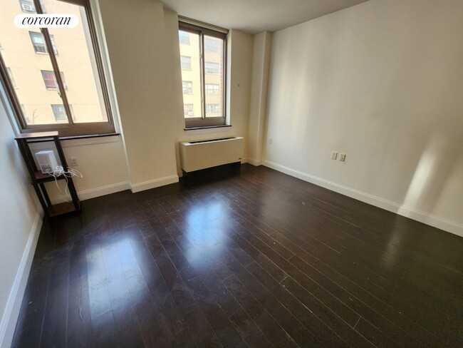 Photo - 327 E 101st St Apartamento