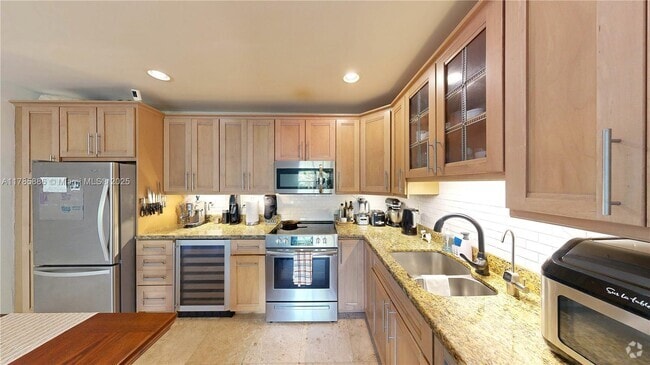 Building Photo - 530 NE 15th Ct Unit 7 Rental