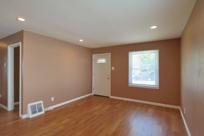 Photo - 325 Caithness Rd