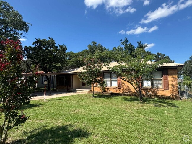 Building Photo - 3 bedroom 2 bath, great neighborhood! One ... Rental