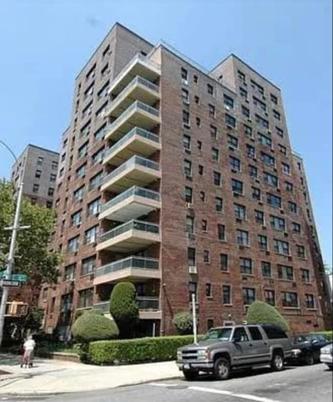 Building Photo - 303 Beverley Rd Unit 8M Rental