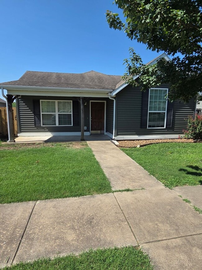 Building Photo - MUST SEE CHARMING HOME!