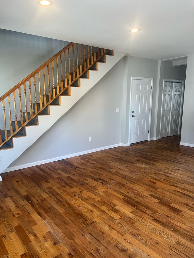 Building Photo - 18 Hazel St