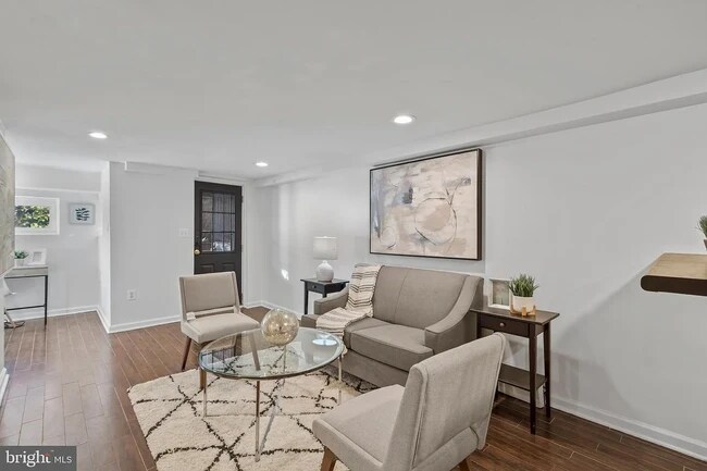 Photo - 739 Fairmont St NW Unidad B