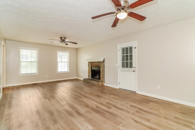 Photo - 909 N Lassetter Cir