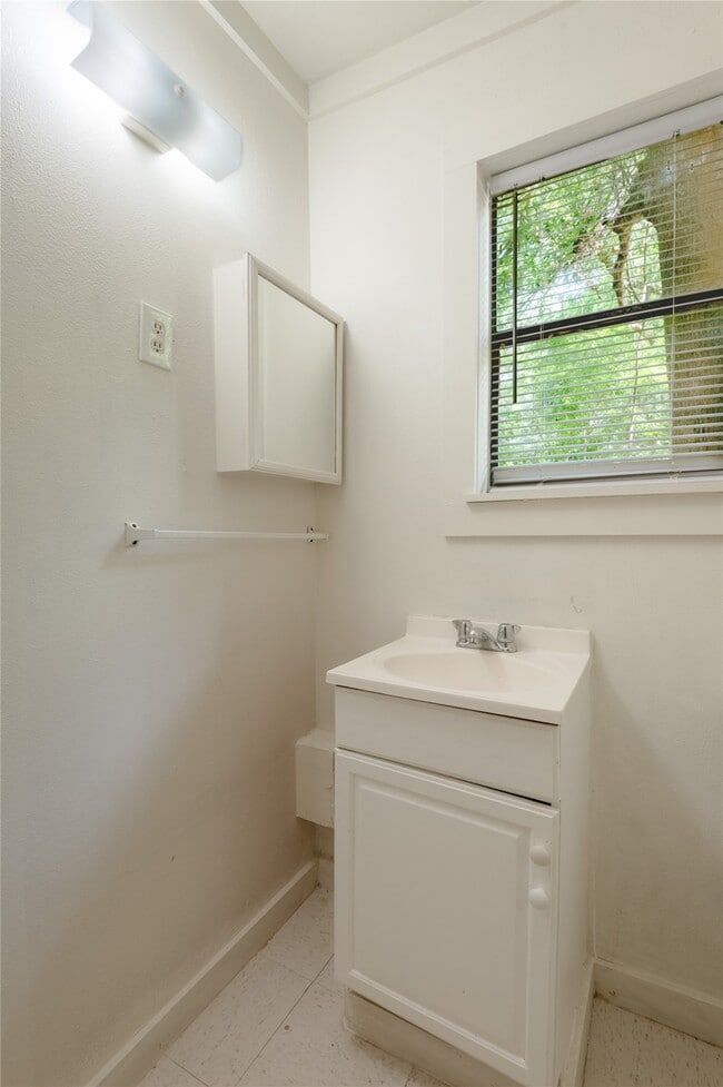 Photo - 712 Cline St