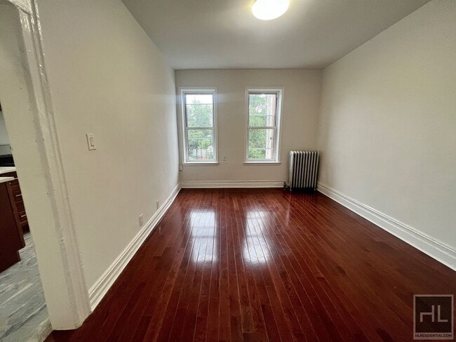 3BR 1BA 1100sft Floor Through - 3BR 1BA 1100sft Floor Through Apartment Unit 2