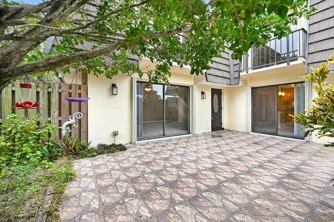 2111 Vista Oaks Cir NE