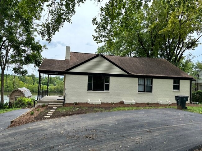 Building Photo - 1826 River Dr Unit Upstairs