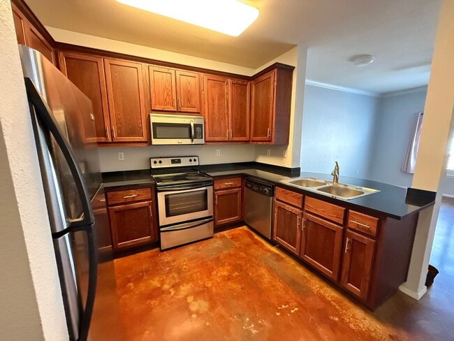 Photo - 910 W 25th St