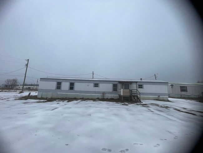 Building Photo - Country living with spacious front and backyard - 3 beds/ 2bath available now