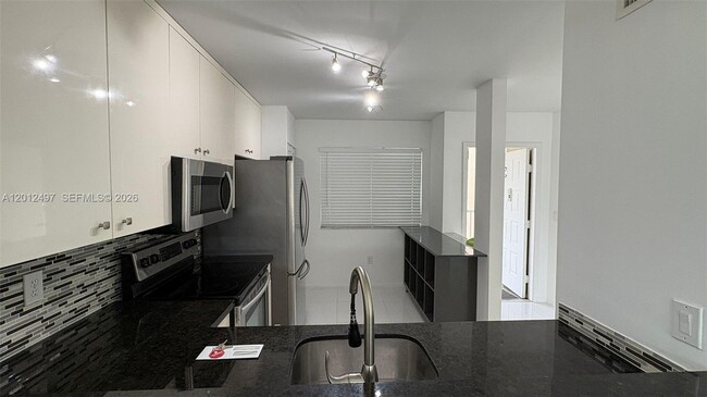 Building Photo - 9560 Weldon Cir Unit J308