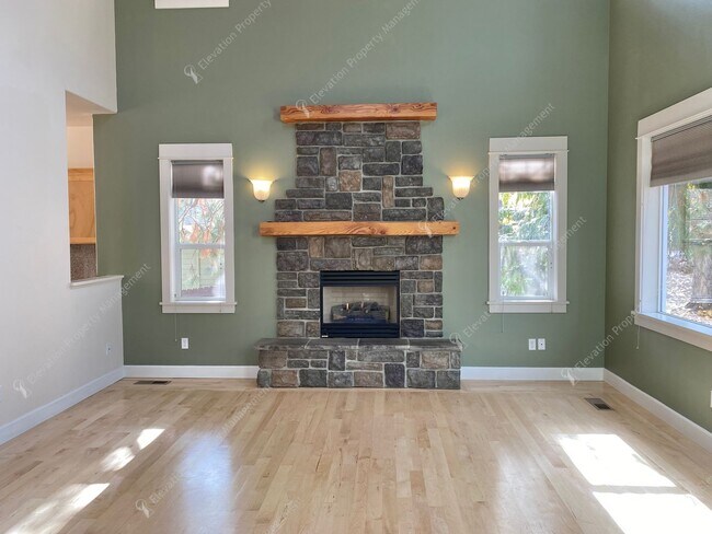 Photo - Light-Filled Awbrey Butte Retreat House