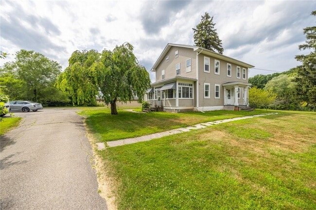 Photo - 757 Holt Rd