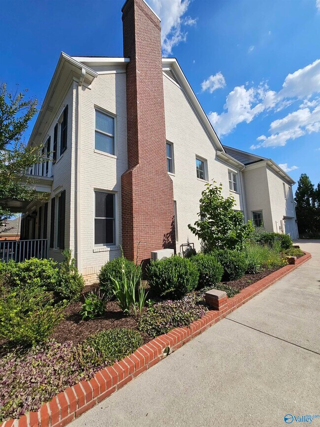 3002 Brook Park Dr SE