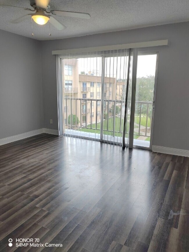 Photo - Welcome to Tampa Racquet Club – Where Comf... Unidad 413