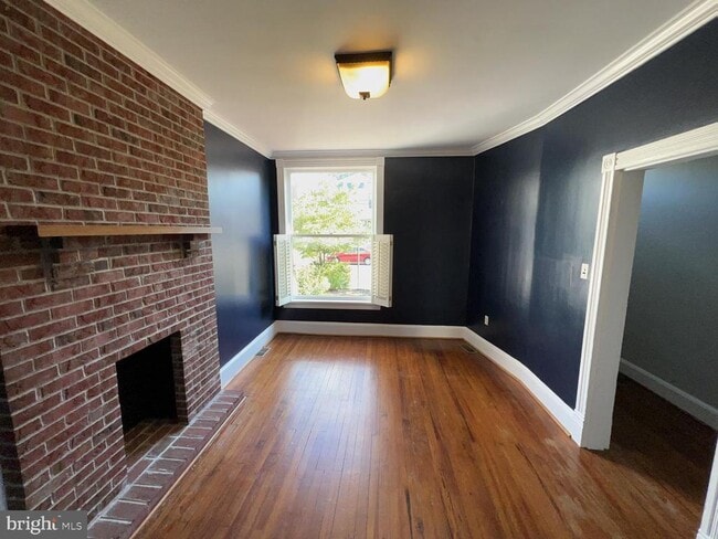 Building Photo - 103 E 7th St Rental