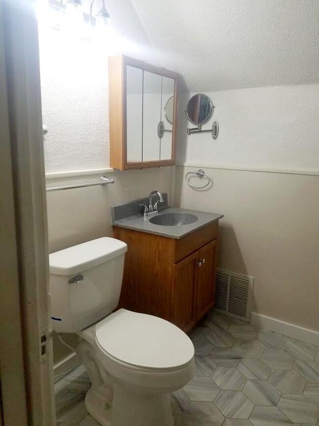 Photo - 327 Leslie St