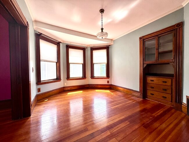 Dining Room with hutch - 104 Hancock St Unidad 104