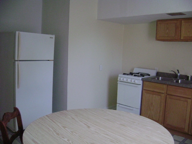 Kitchen W/ gas stove - 211 W Eureka St Unit 1W
