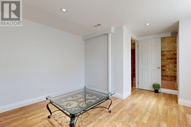 Photo - 470 Oriole Pkwy