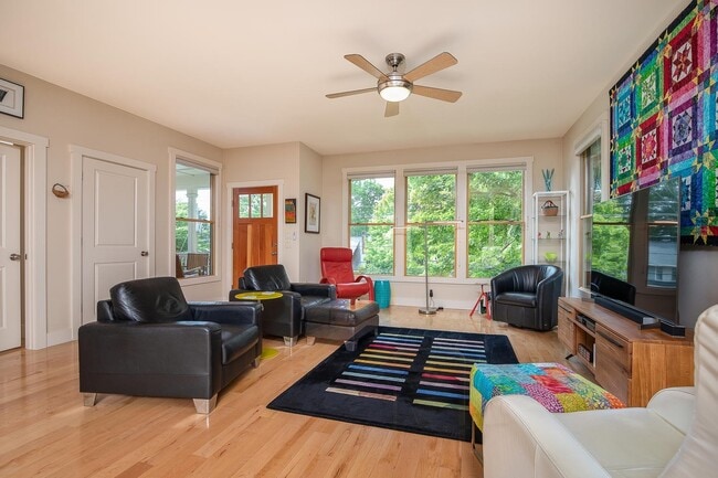 Photo - Charming Modern Home in Kenilworth